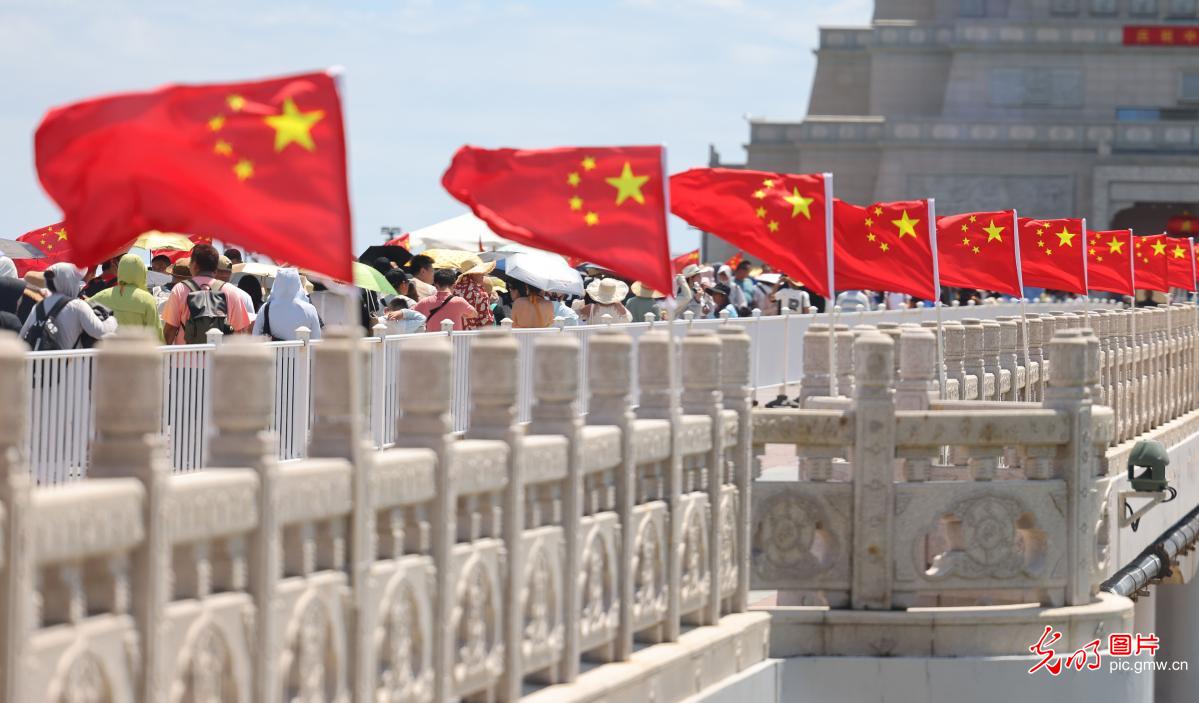 双节同庆引爆出游热潮 全国景点再现“人从众”