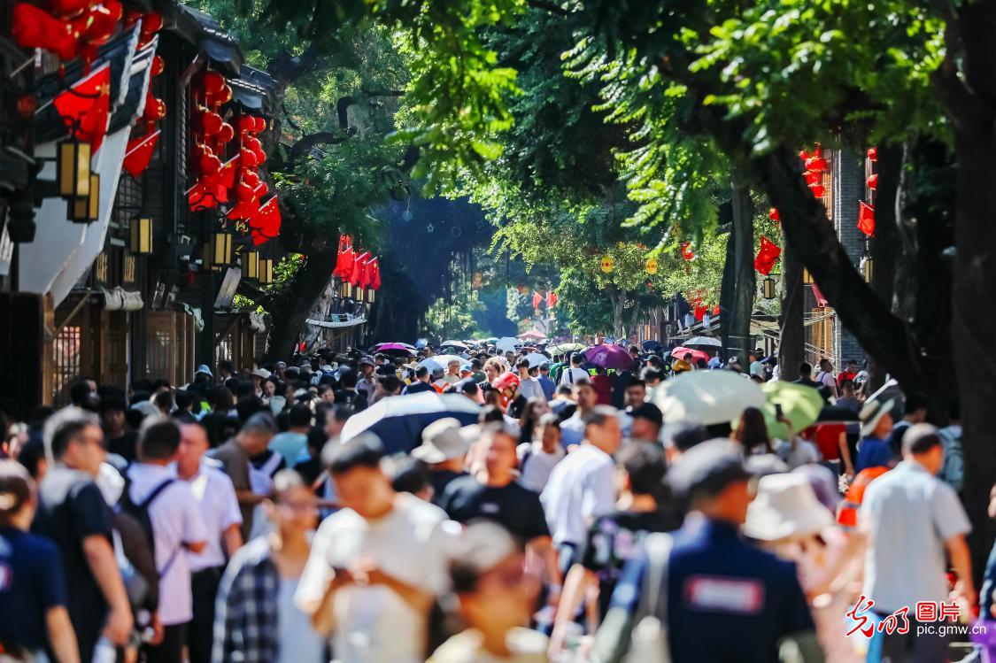 双节同庆引爆出游热潮 全国景点再现“人从众”