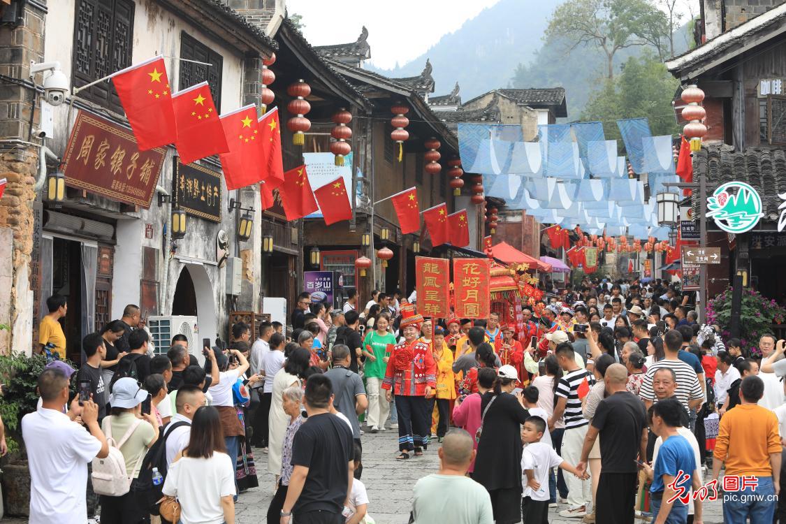 双节同庆引爆出游热潮 全国景点再现“人从众”