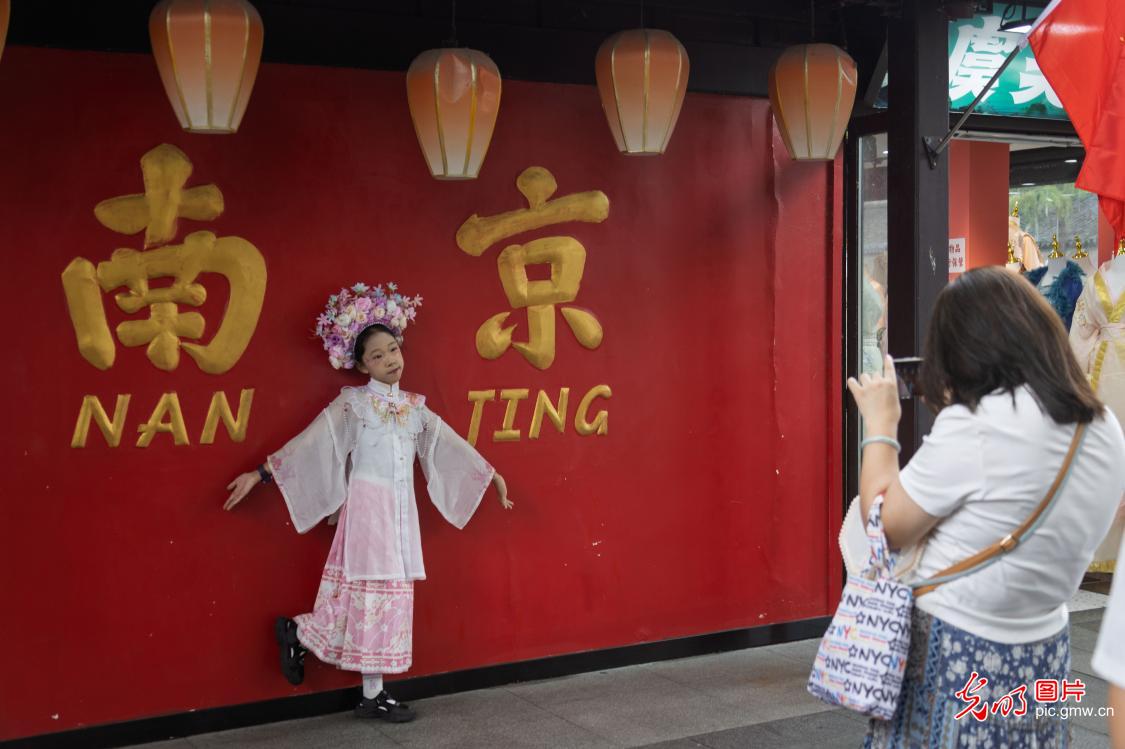 双节同庆引爆出游热潮 全国景点再现“人从众”