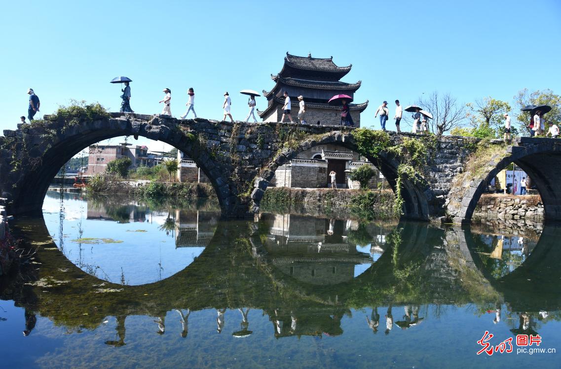 畅游古村 乐享秋色