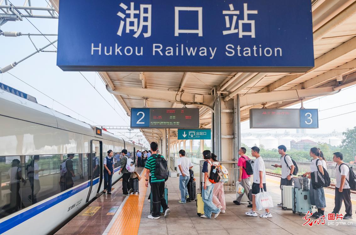假期最后一天：全国返程客流持续高位运行