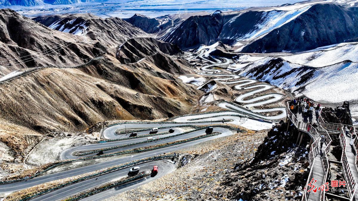 盘龙古道如巨龙盘卧山间 盘龙古道如巨龙盘卧山间