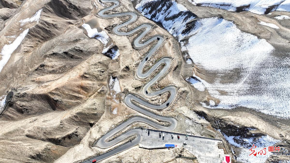 盘龙古道如巨龙盘卧山间 盘龙古道如巨龙盘卧山间