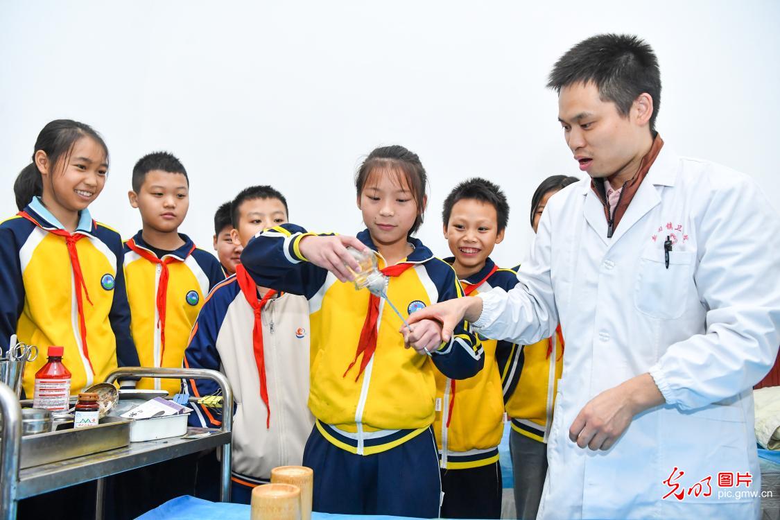 学习中医药知识 迎接“世界传统医药日”
