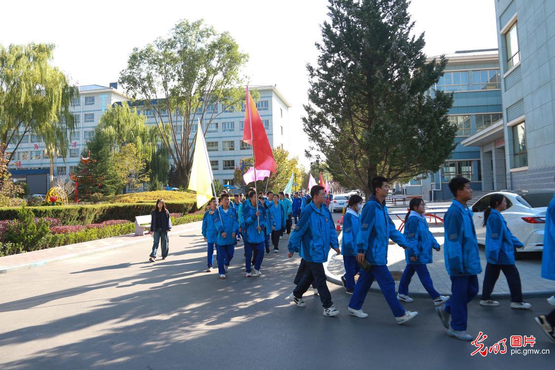 “田间地头”的劳动教育实践课