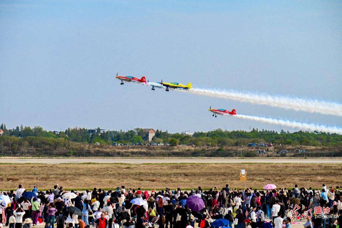 中外飞行表演队同场炫技点燃航空热情