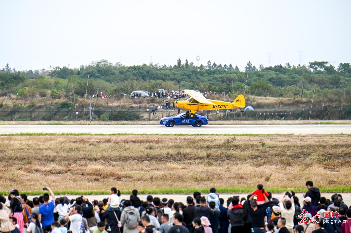 中外飞行表演队同场炫技点燃航空热情