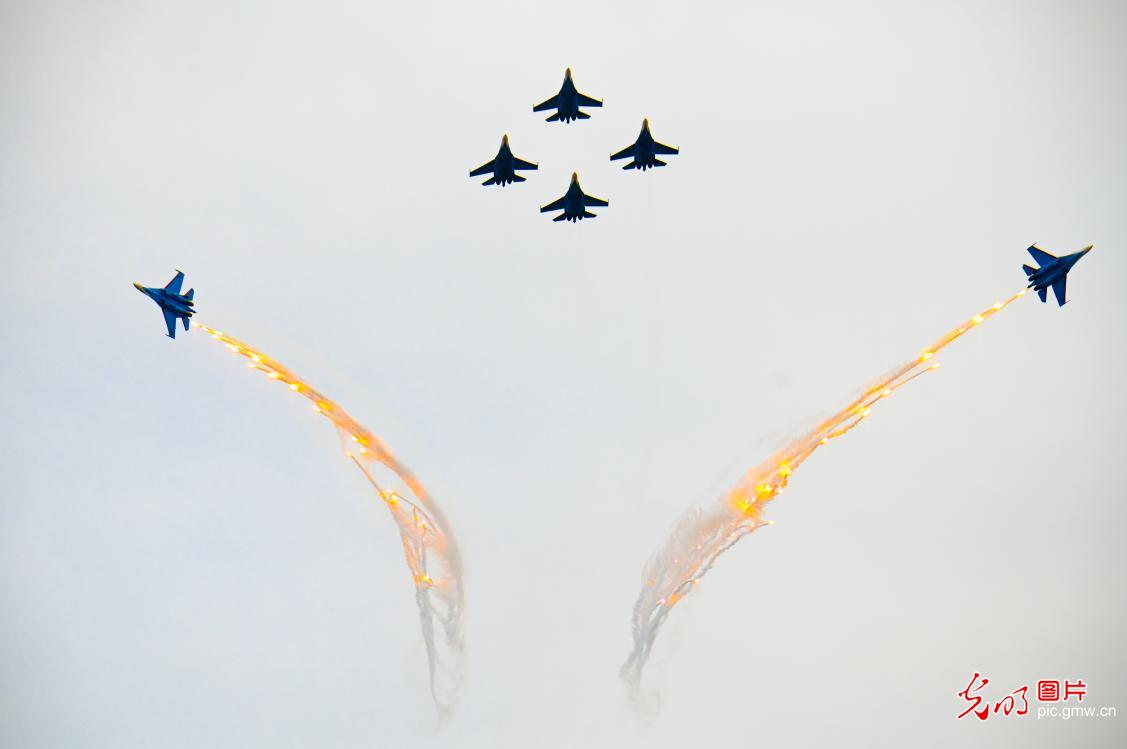 中外飞行表演队同场炫技点燃航空热情