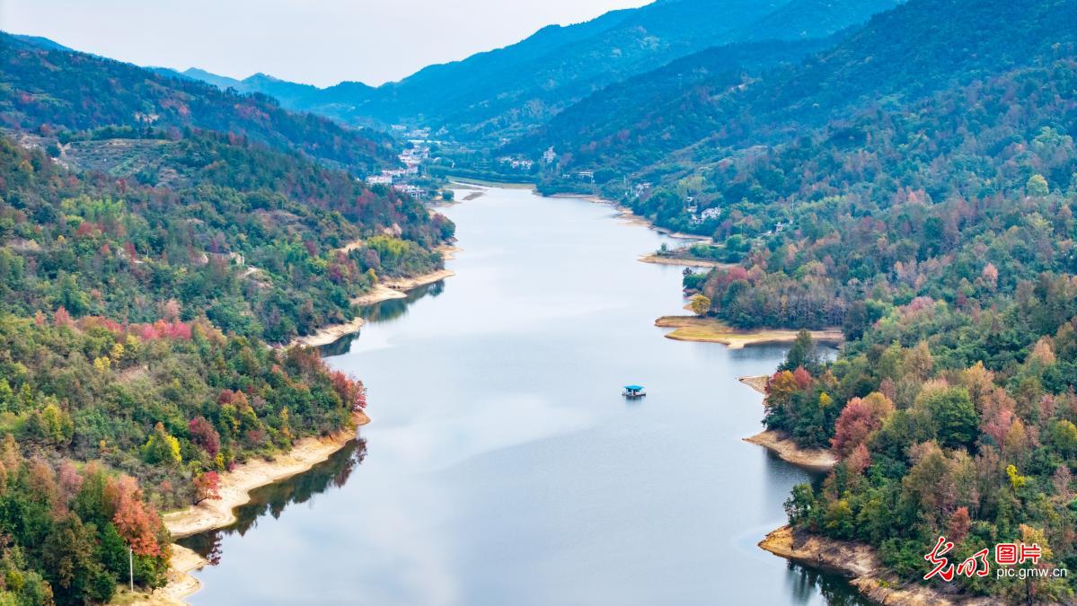 色彩斑斓山乡美