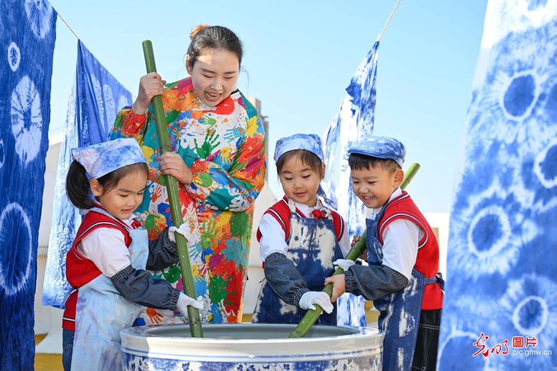 体验手工扎染 传承非遗技艺