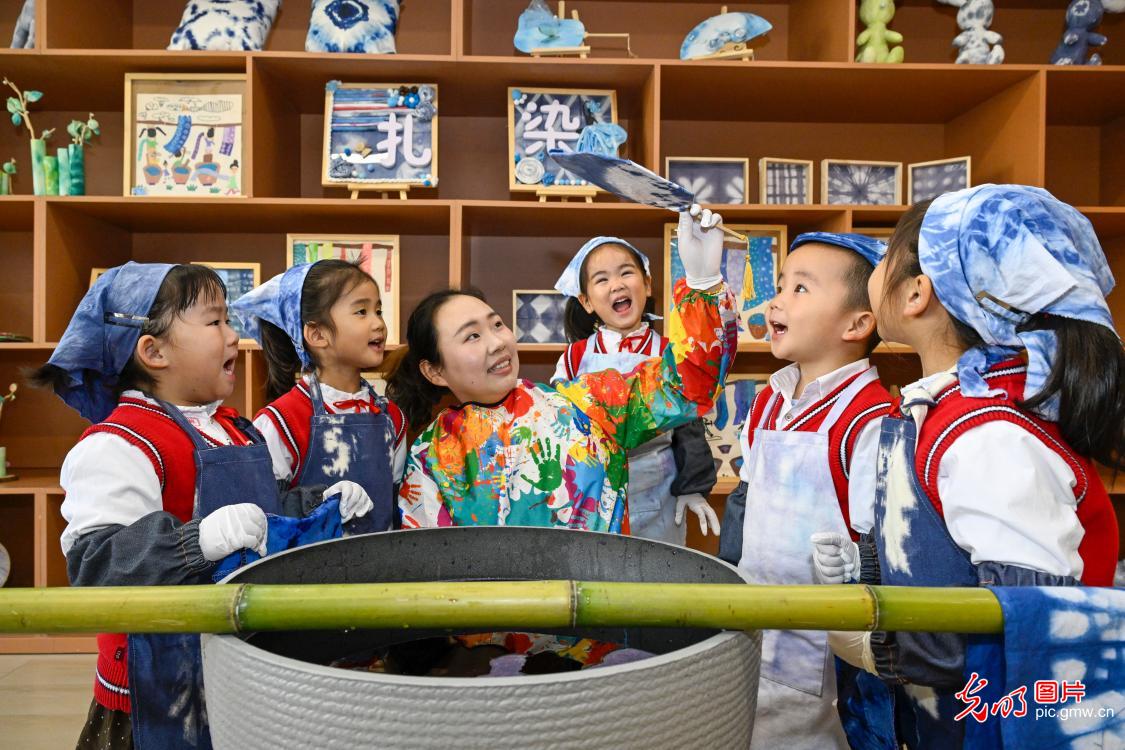 体验手工扎染 传承非遗技艺