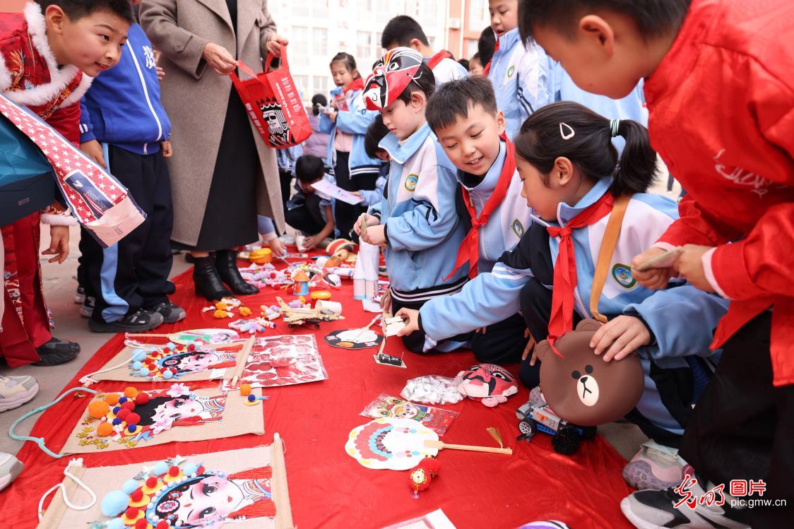 校园跳蚤市场让戏曲文化“活”起来
