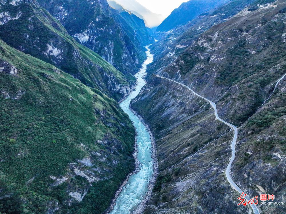 虎跳峡冬景如画