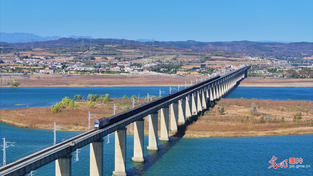 抗寒潮保供暖 筑牢电煤运输“生命线” 抗寒潮保供暖 筑牢电煤运输“生命线”