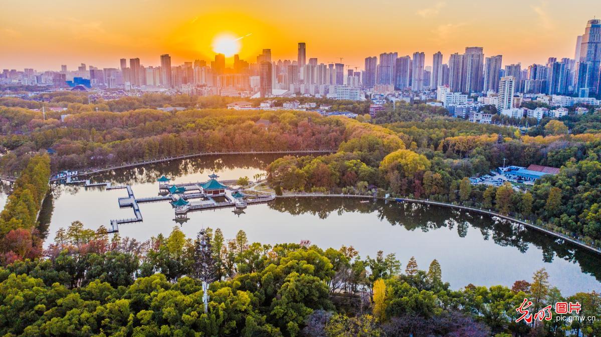 东湖秋景水天一色