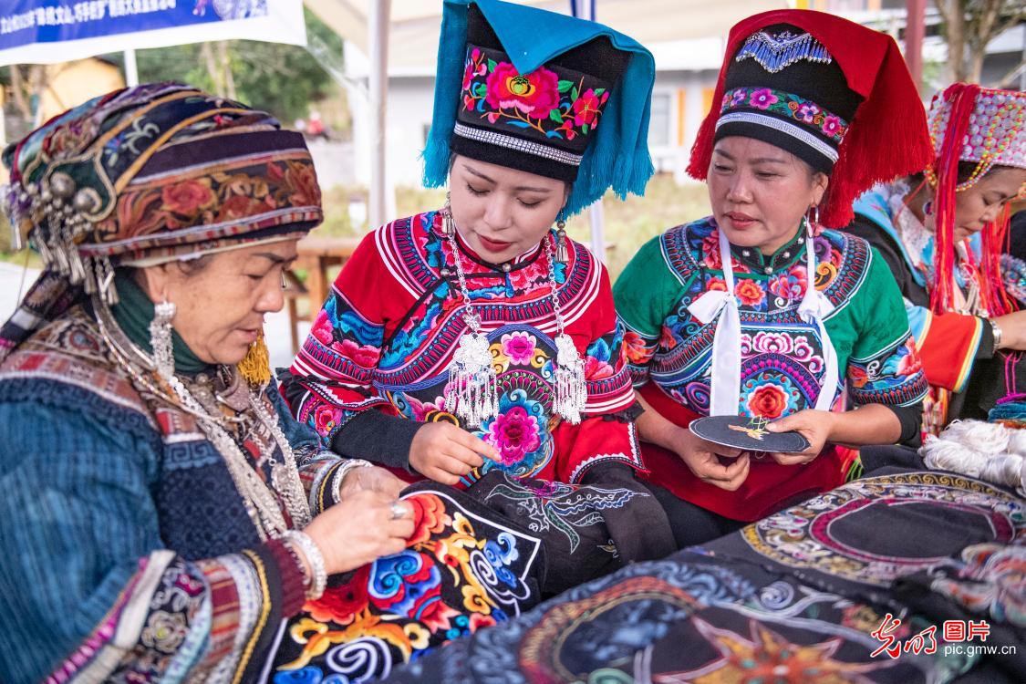 非遗传承绣娘同台献艺注活力