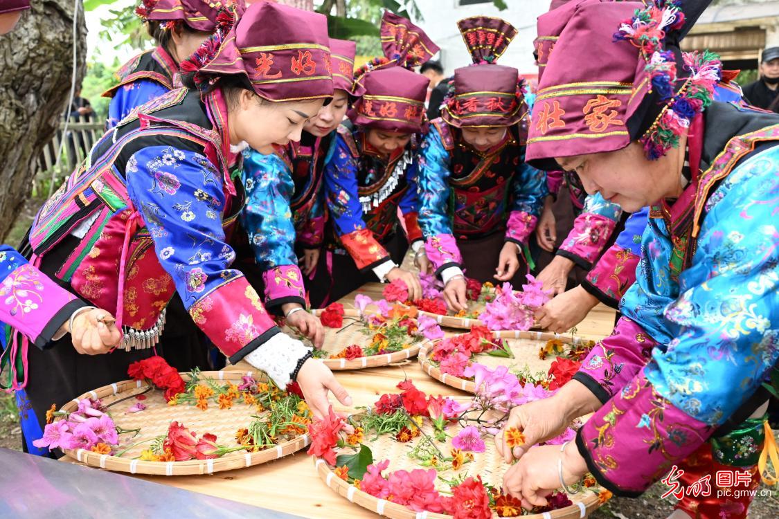 载歌载舞欢庆牛戴花节