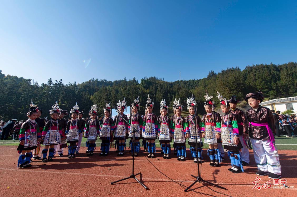 多彩校运会 展民族风采