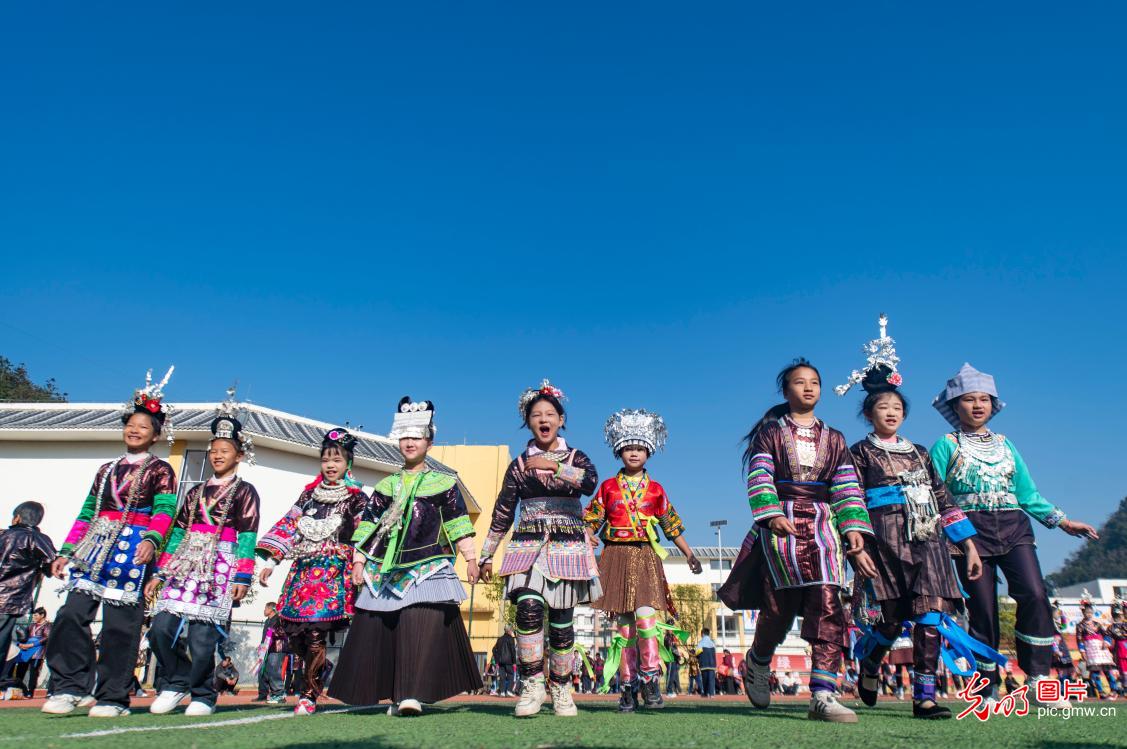 多彩校运会 展民族风采