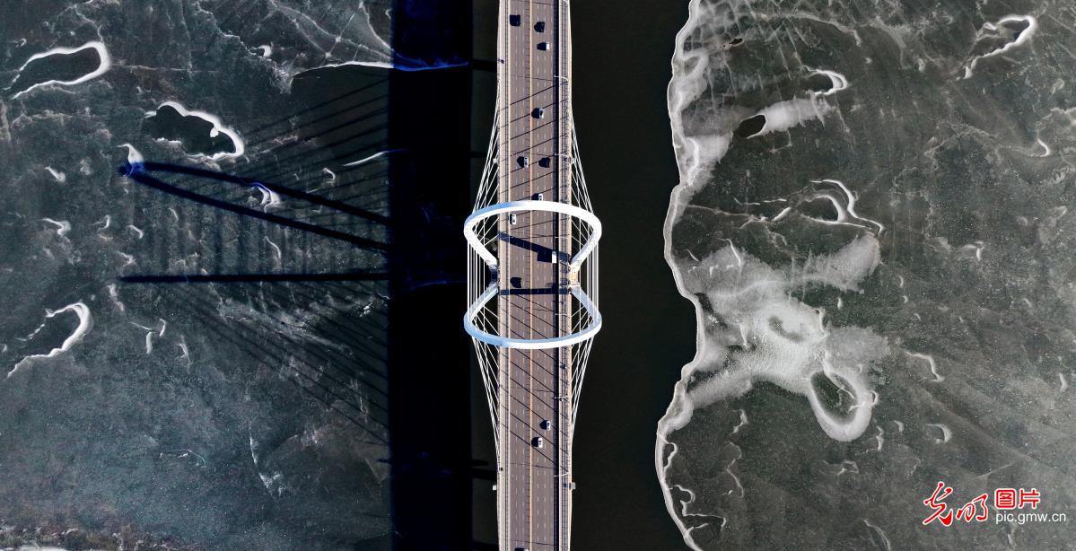 冰封浑河冬景美