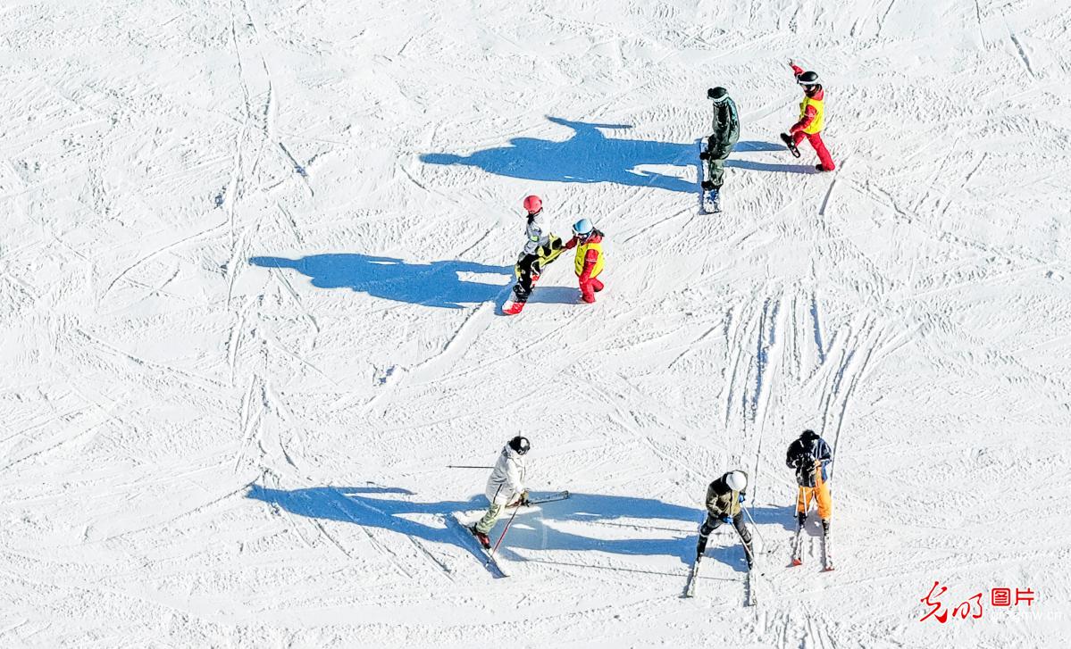 【冰雪暖民生】新手滑雪不踩坑 这5个知识点先拿捏