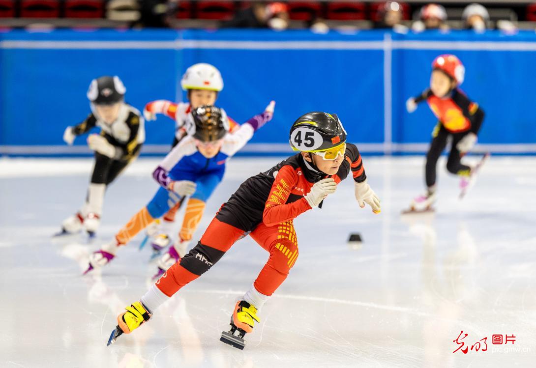 青少年冰上“争锋”
