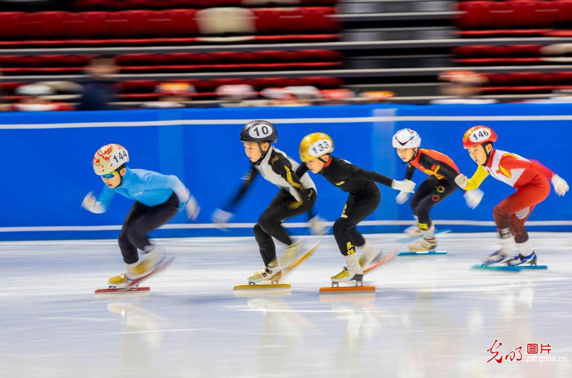 青少年冰上“争锋”