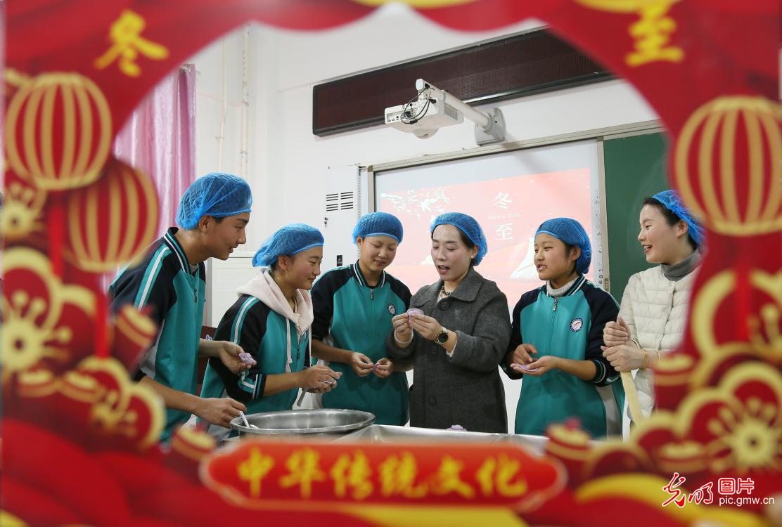 情暖冬至 “饺”织温馨