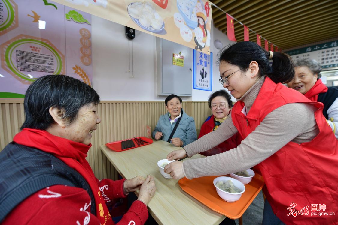 情暖冬至 “饺”织温馨