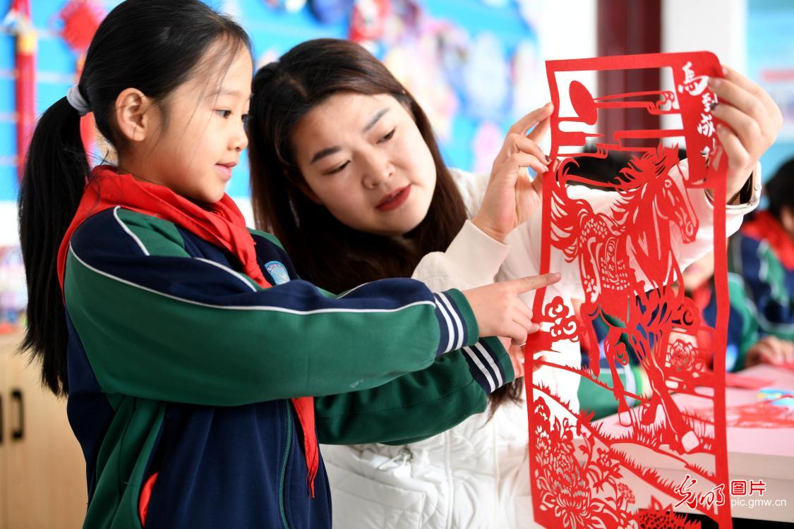 巧手剪“马”迎新年