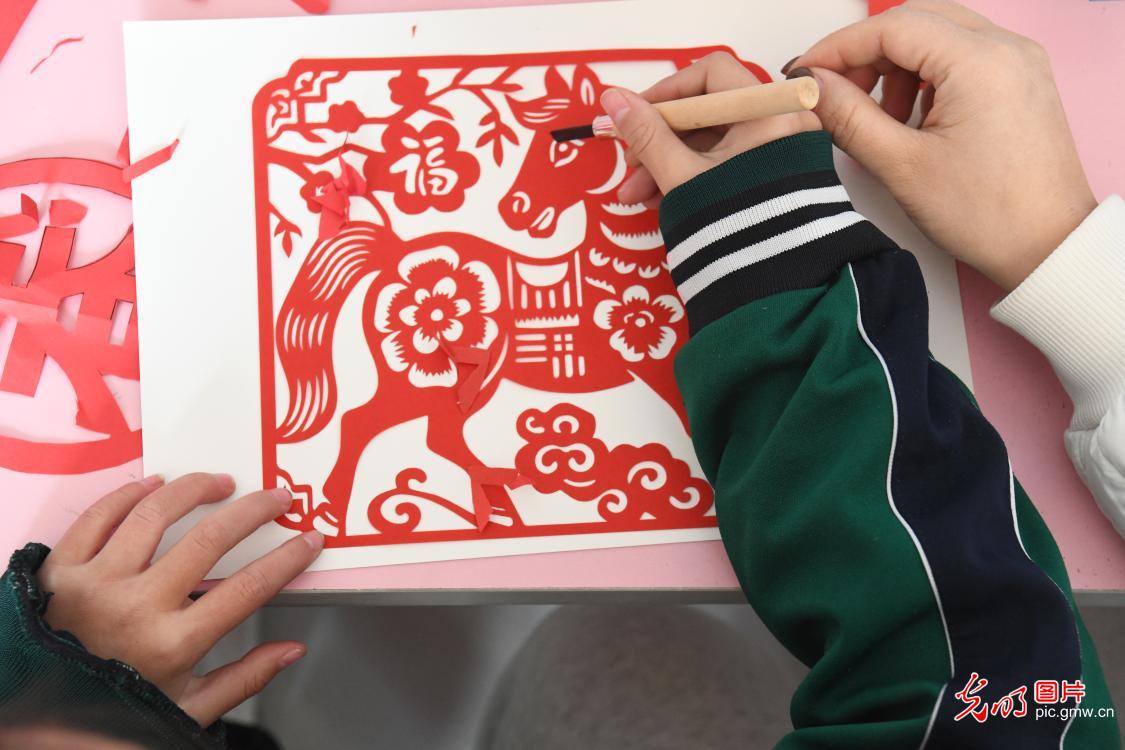 巧手剪“马”迎新年