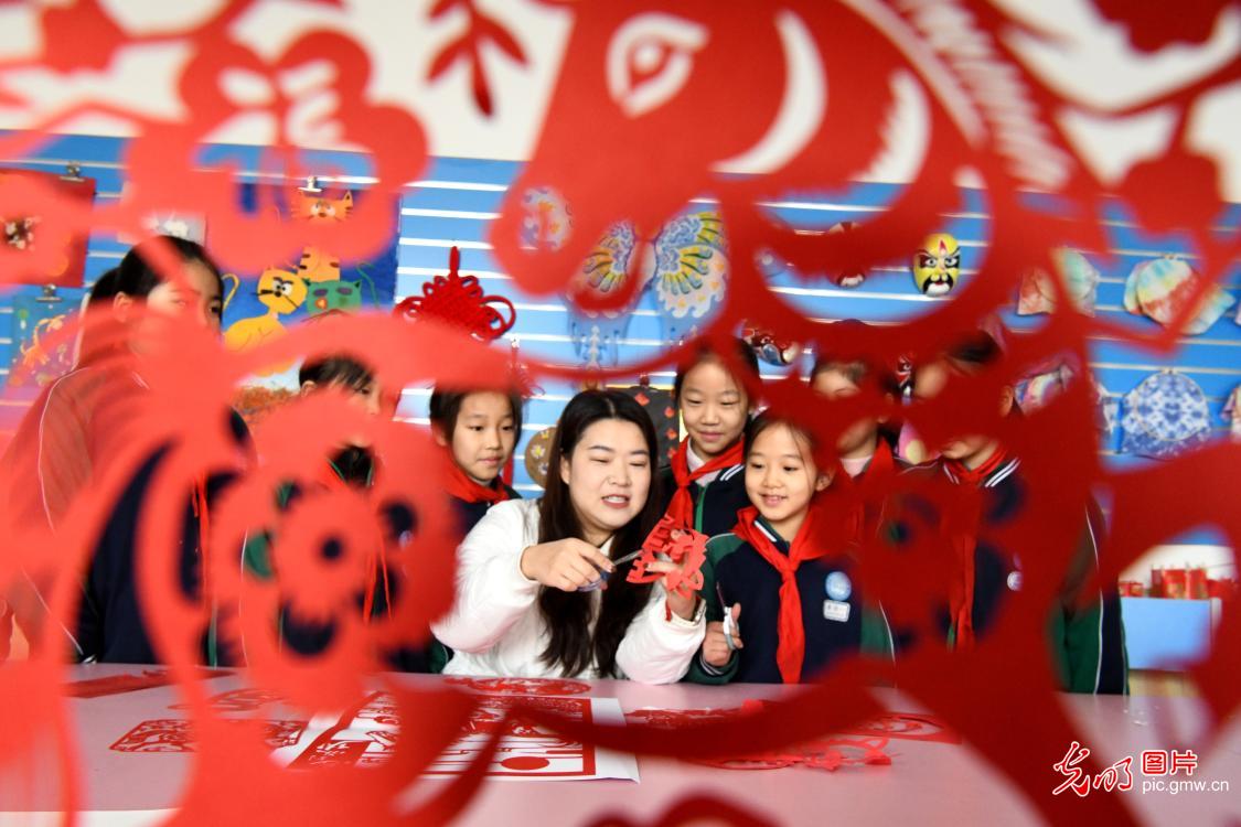 巧手剪“马”迎新年