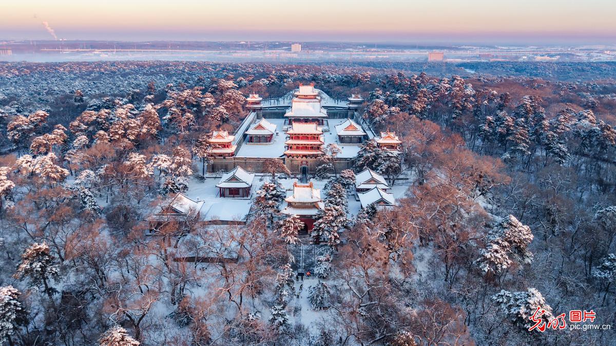 雪覆东陵承古韵 朝晖映殿绘冬图