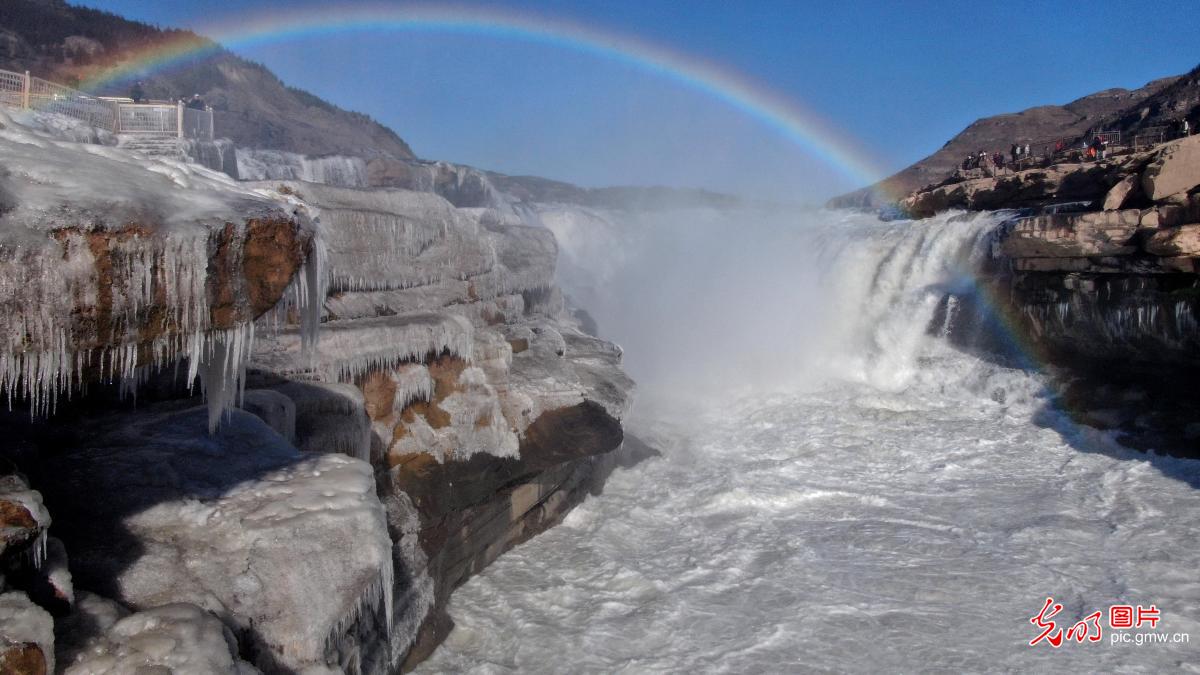 黄河壶口瀑布现冰挂彩虹景观
