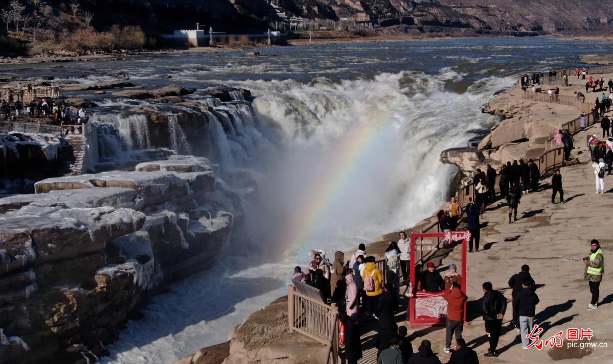 黄河壶口瀑布现冰挂彩虹景观
