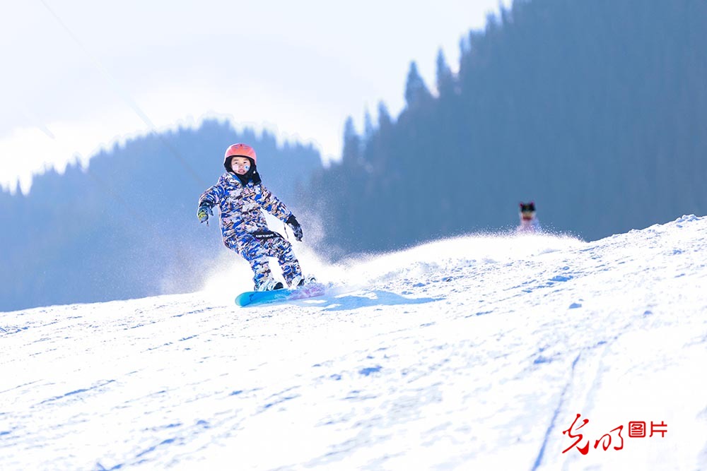 【冰雪暖民生】光影追雪:冰雪世界里的新生意 【冰雪暖民生】光影追雪:冰雪世界里的新生意