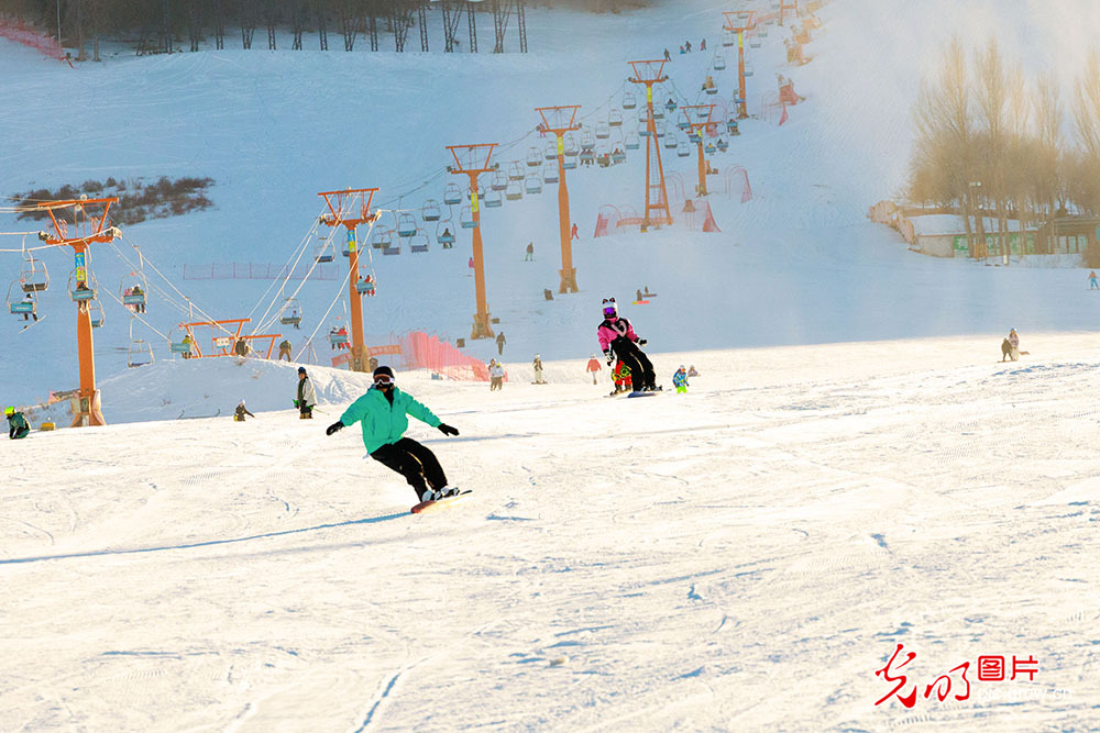 【冰雪暖民生】光影追雪:冰雪世界里的新生意 【冰雪暖民生】光影追雪:冰雪世界里的新生意