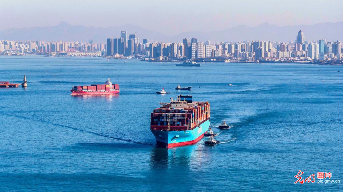 集装箱作业紧张繁忙 集装箱作业紧张繁忙