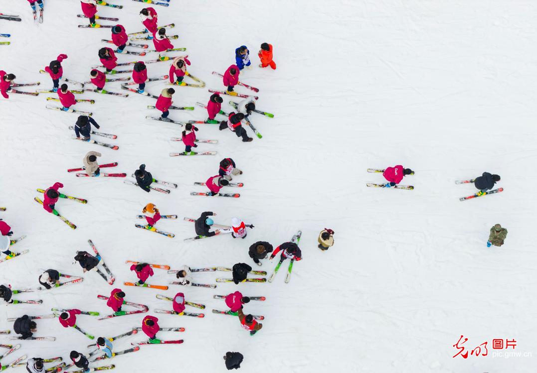 【冰天雪地的“热答卷”】驰骋冰雪间 涌动新经济 【冰天雪地的“热答卷”】驰骋冰雪间 涌动新经济