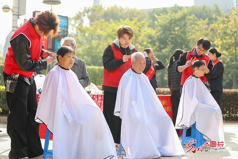 AI动画｜五件暖心事 定格温情时