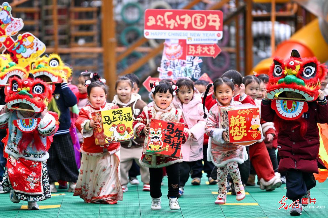 欢声笑语迎新年 氛围感直接拉满