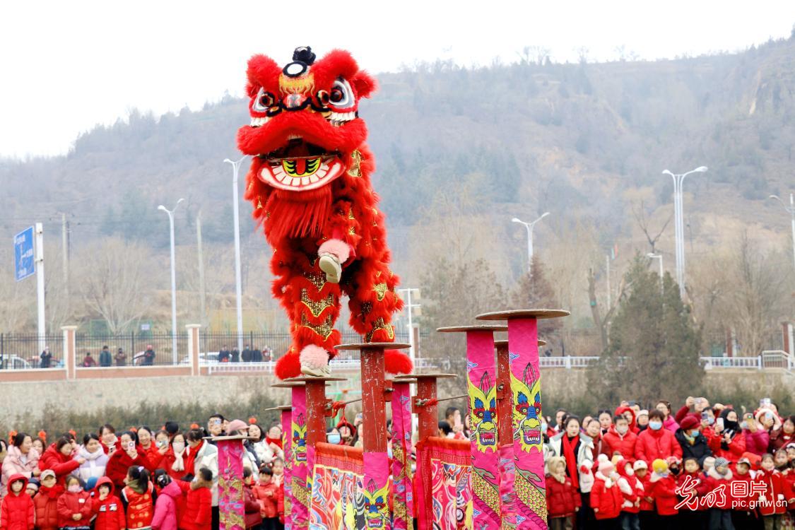 欢声笑语迎新年 氛围感直接拉满