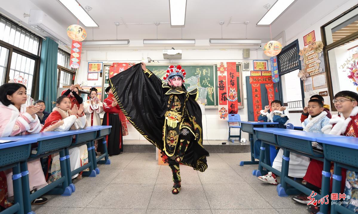 欢声笑语迎新年 氛围感直接拉满