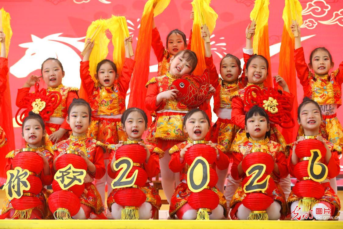 欢声笑语迎新年 氛围感直接拉满