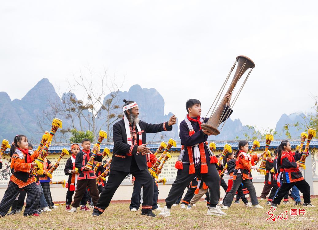 欢声笑语迎新年 氛围感直接拉满