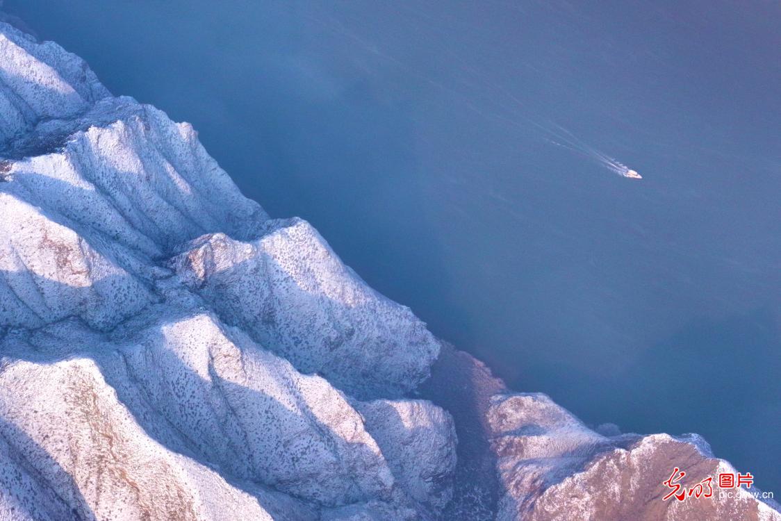 雪落黄河景如画