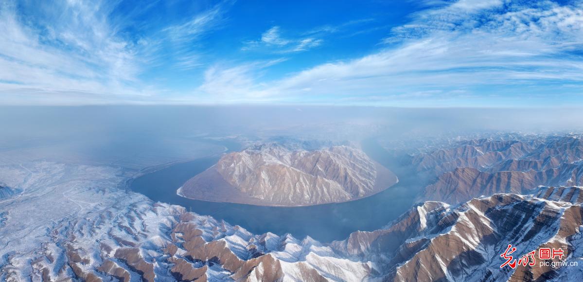 雪落黄河景如画