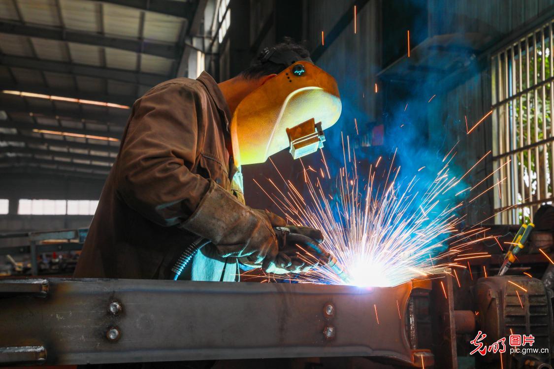 开门红!新年第一天 全国多地车间开启“忙碌模式” 开门红!新年第一天 全国多地车间开启“忙碌模式”