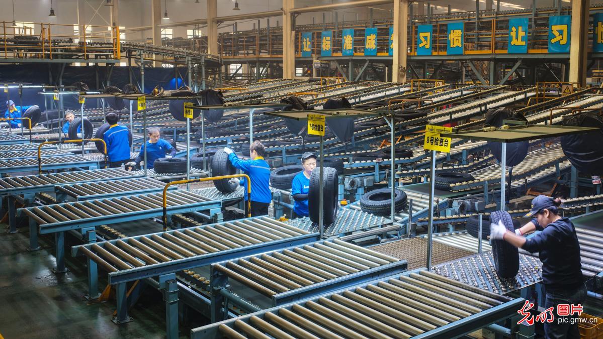 开门红!新年第一天 全国多地车间开启“忙碌模式” 开门红!新年第一天 全国多地车间开启“忙碌模式”